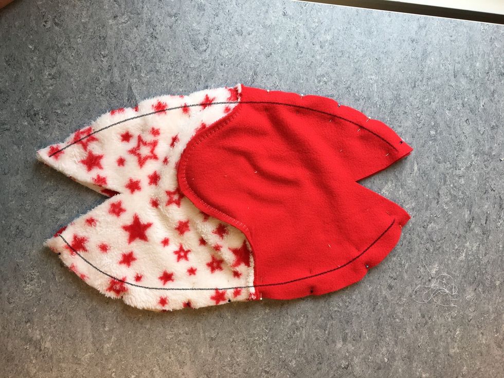 Vik ut och n\u00e5la ihop de tv\u00e5 ihopsydda delarna med r\u00e4tsidan mot r\u00e4tsidan. Sy ihop l\u00e4ngs de tv\u00e5 svarta linjerna med s\u00f6m nr 7.