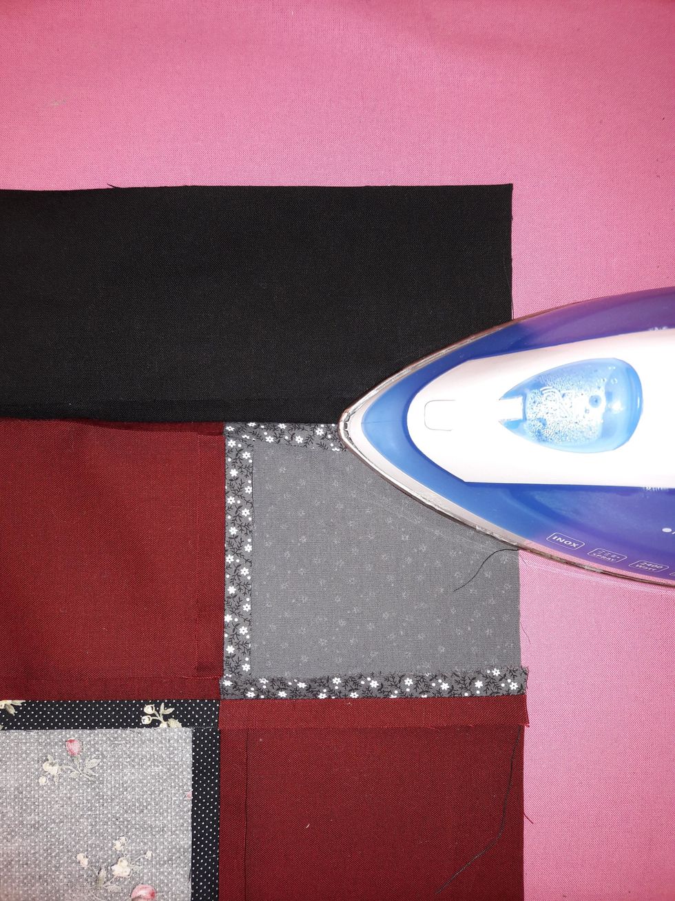 Vik ut remsorna och pressa is\u00e4r s\u00f6msm\u00e5nen p\u00e5 baksidan med strykj\u00e4rnet.