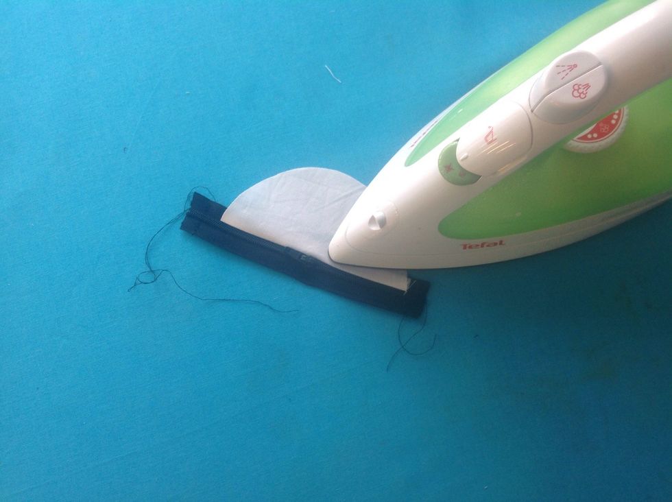 Vik ut tyget och stryk.