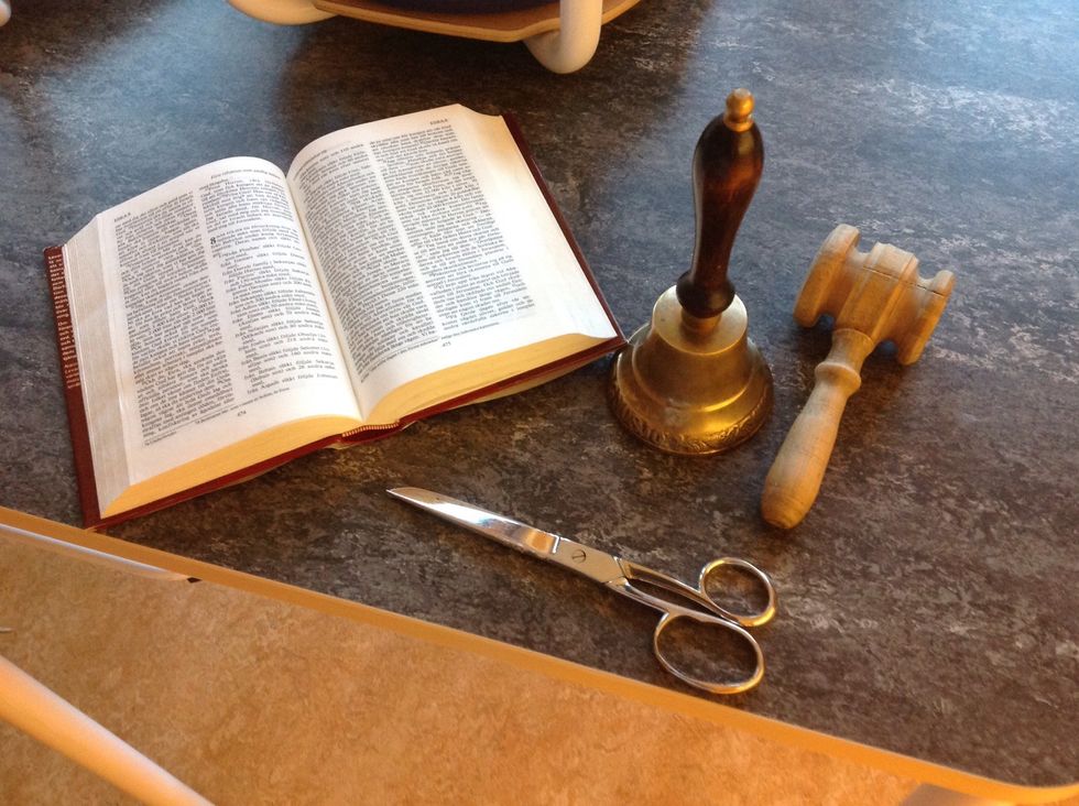 Vilken symbol vill du ska symbolisera dig? Jag valde min klocka, eftersom jag t\u00e4nker att den symboliserar mig som fr\u00f6ken, men jag kunde \u00e4ven valt en bok, eller ett sv\u00e4rd, kanske \u00e4nglavingar!