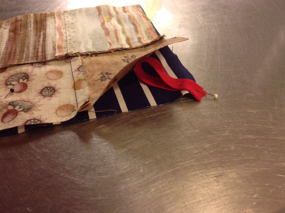 Vill du ha ett band till upph\u00e4ngning klipper du till det, ca 12 cm l\u00e5ngt. N\u00e5la fast det som p\u00e5 bilden.