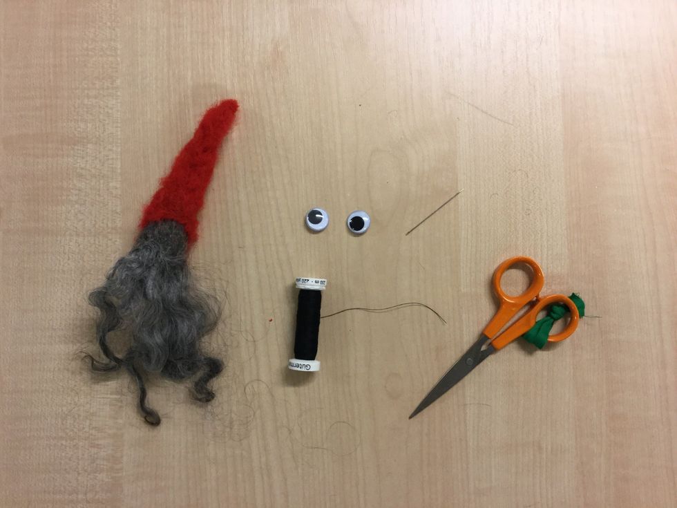 Vill du sy fast \u00f6gon, p\u00e4rlor eller knappar s\u00e5 beh\u00f6ver du det h\u00e4r.