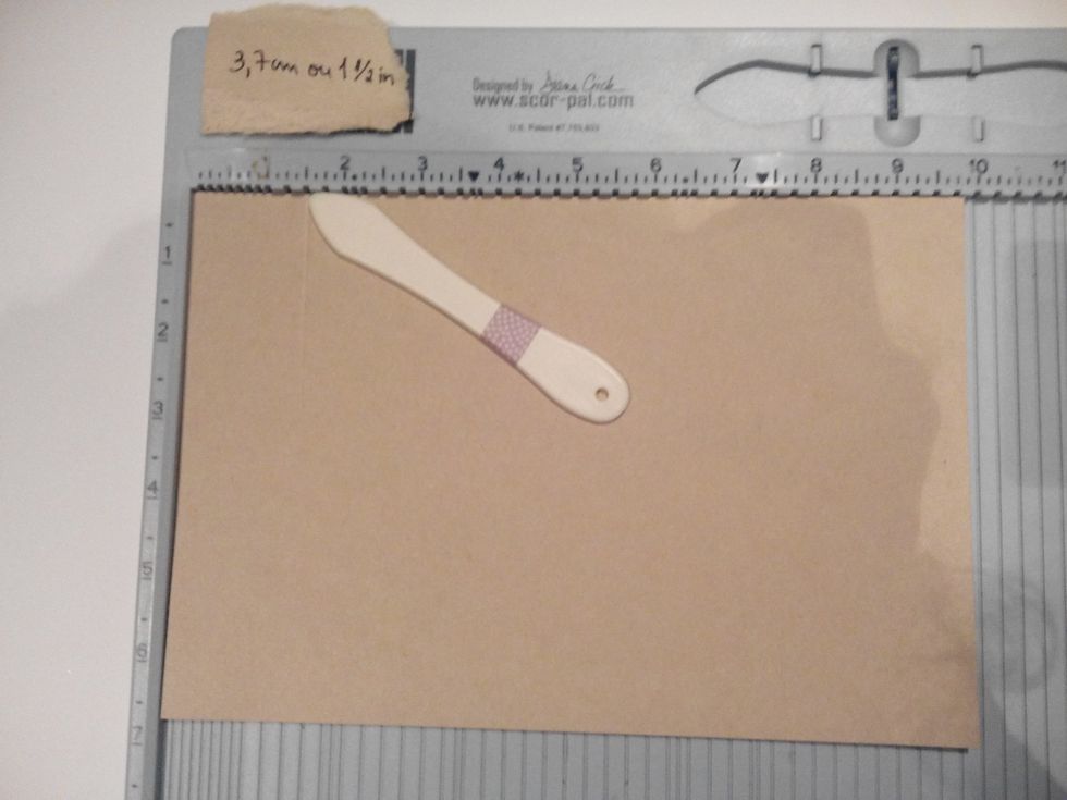 Vinque as 12 cartolinas maiores a 3,5cm (ou 1,5 in).