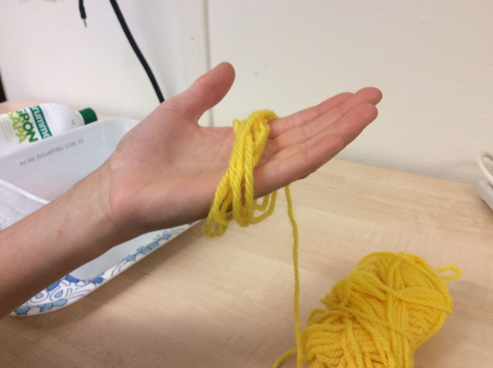 Vira garnet runt handen sex g\u00e5nger. Se till s\u00e5 att du inte virar garnet f\u00f6r h\u00e5rt runt handen.