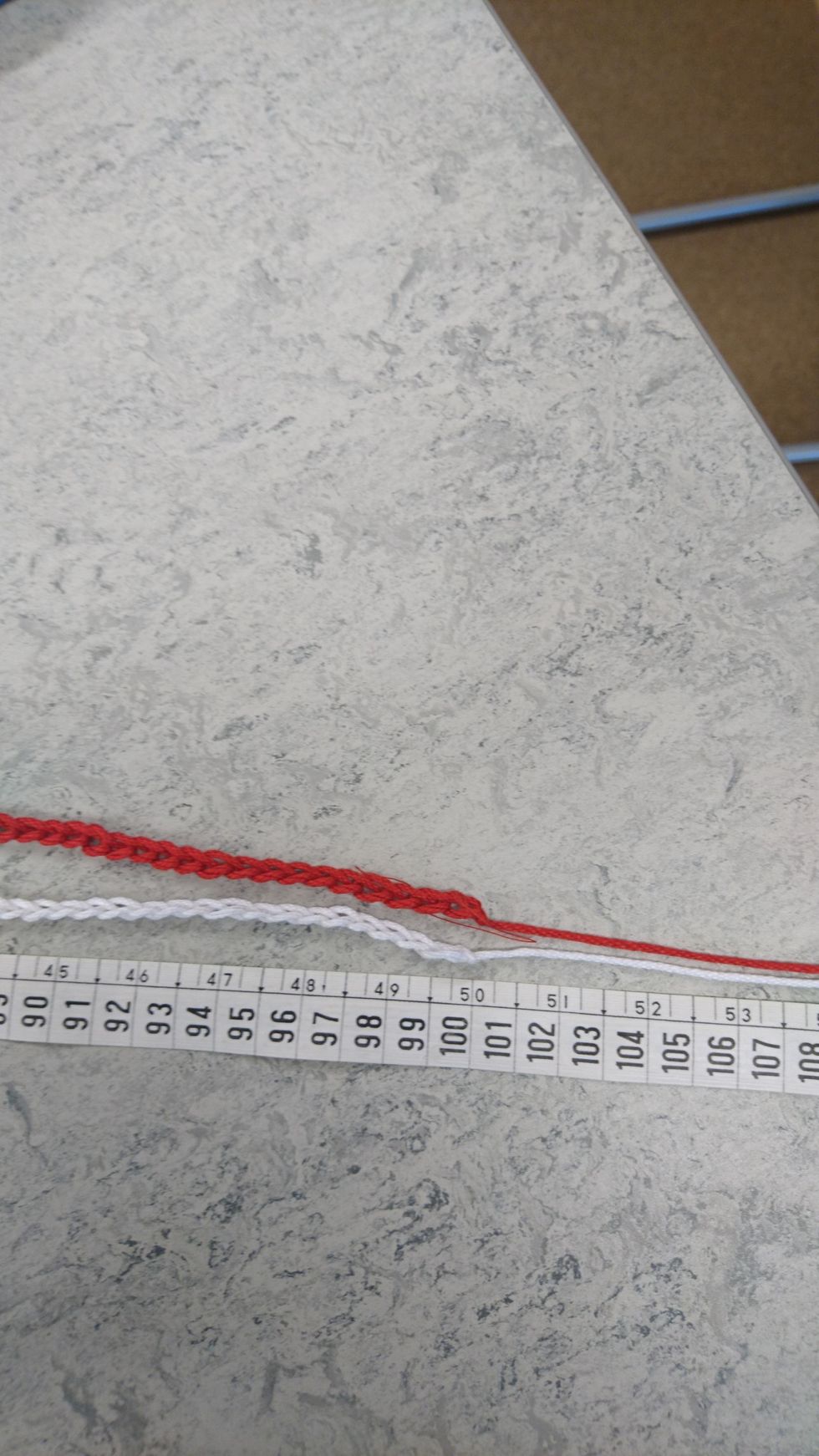 Virka 2 snoddar som \u00e4r 1 meter var.