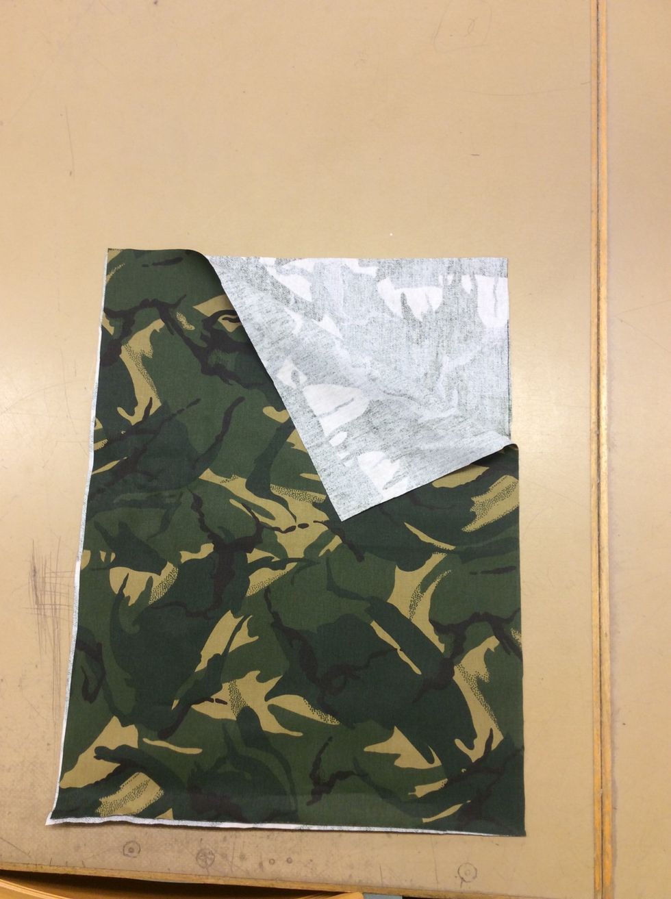 VISA L\u00c4RAREN! Klipp ut tyget efter din ritade s\u00f6msm\u00e5n och dela p\u00e5 dina b\u00e5da tygstycken.