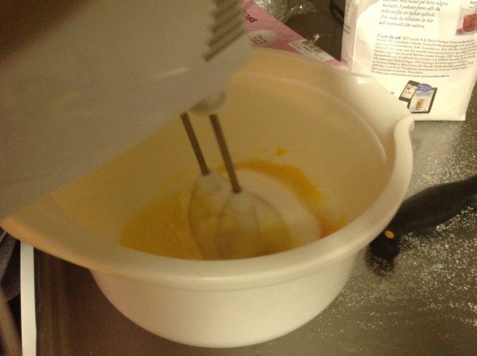 Vispa sedan ihop det. then whisk it together.