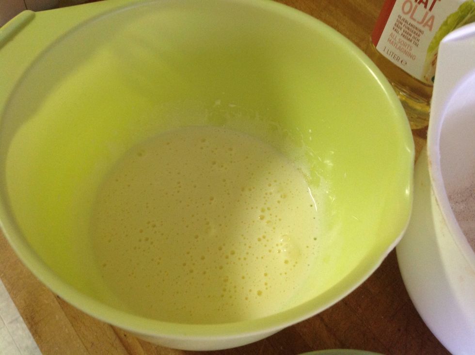 Vispa \u00e4gg och socker vitt och p\u00f6sigt i en sk\u00e5l. Whisk eggsand sugar white and swollen in a bowl