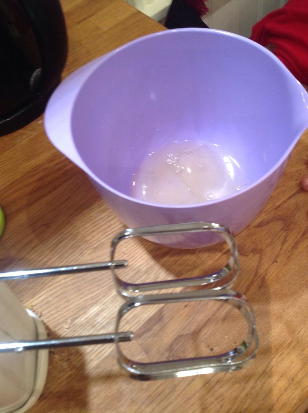 Vispa \u00e4gg vitorna till ett vitt skum. Whip the egg white to white foam.