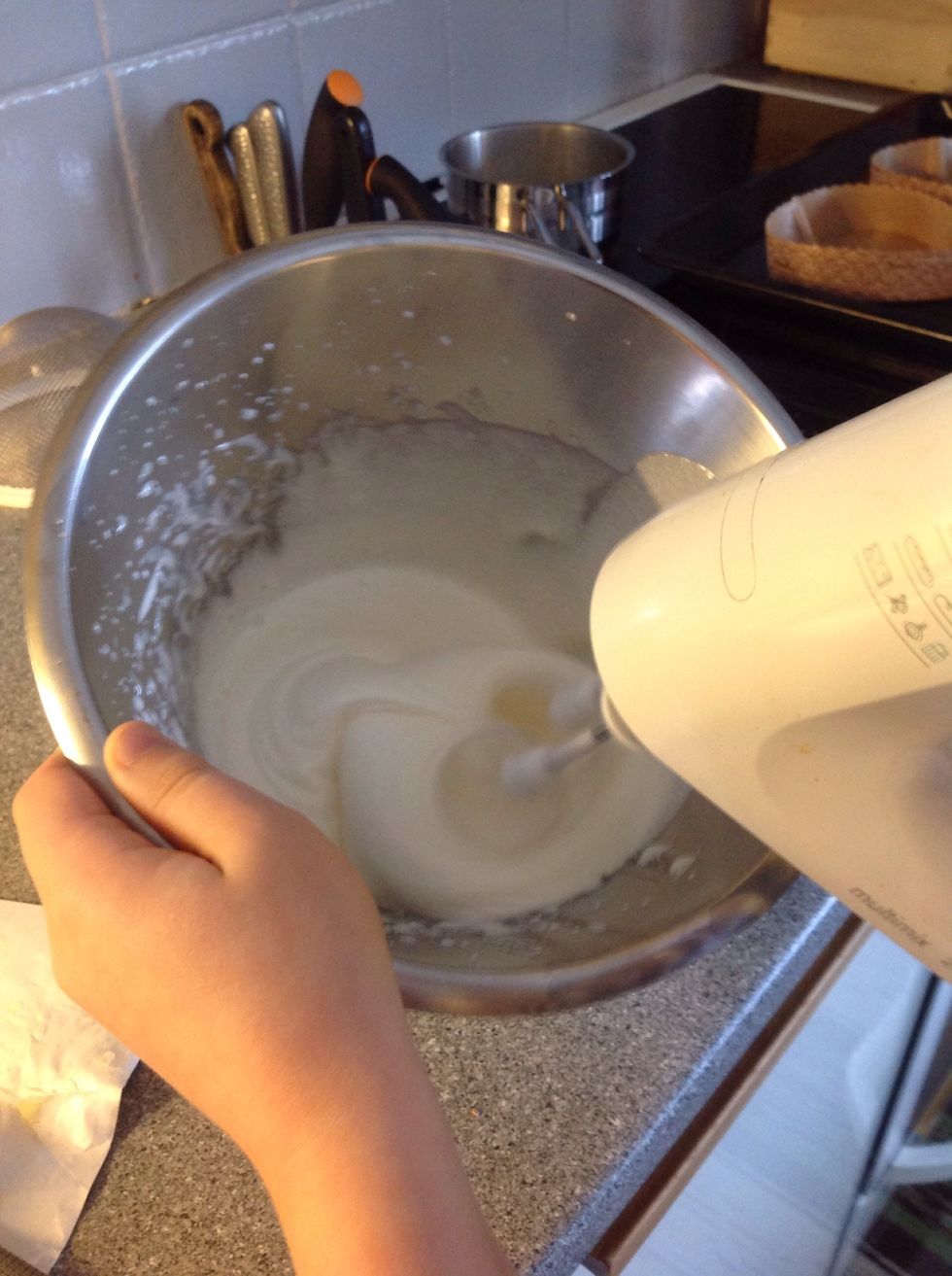 Vispa \u00e4ggen och str\u00f6sockret por\u00f6st, Whip the eggs and the granulate sugar fluffy