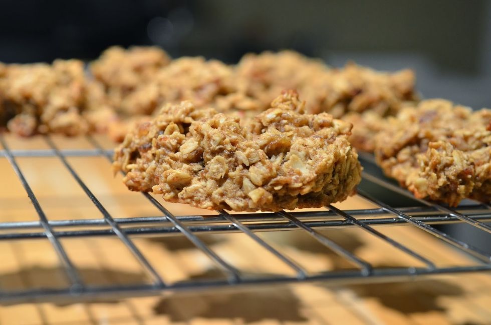 Voila! A delicious yet simple Oatmeal Cookie. Enjoy! ^.^