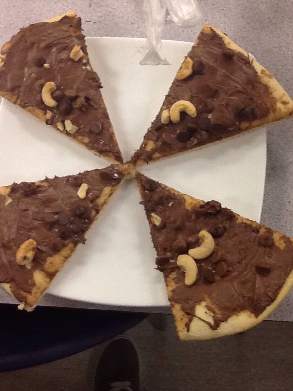 Voila you have your chocolate pizza <3