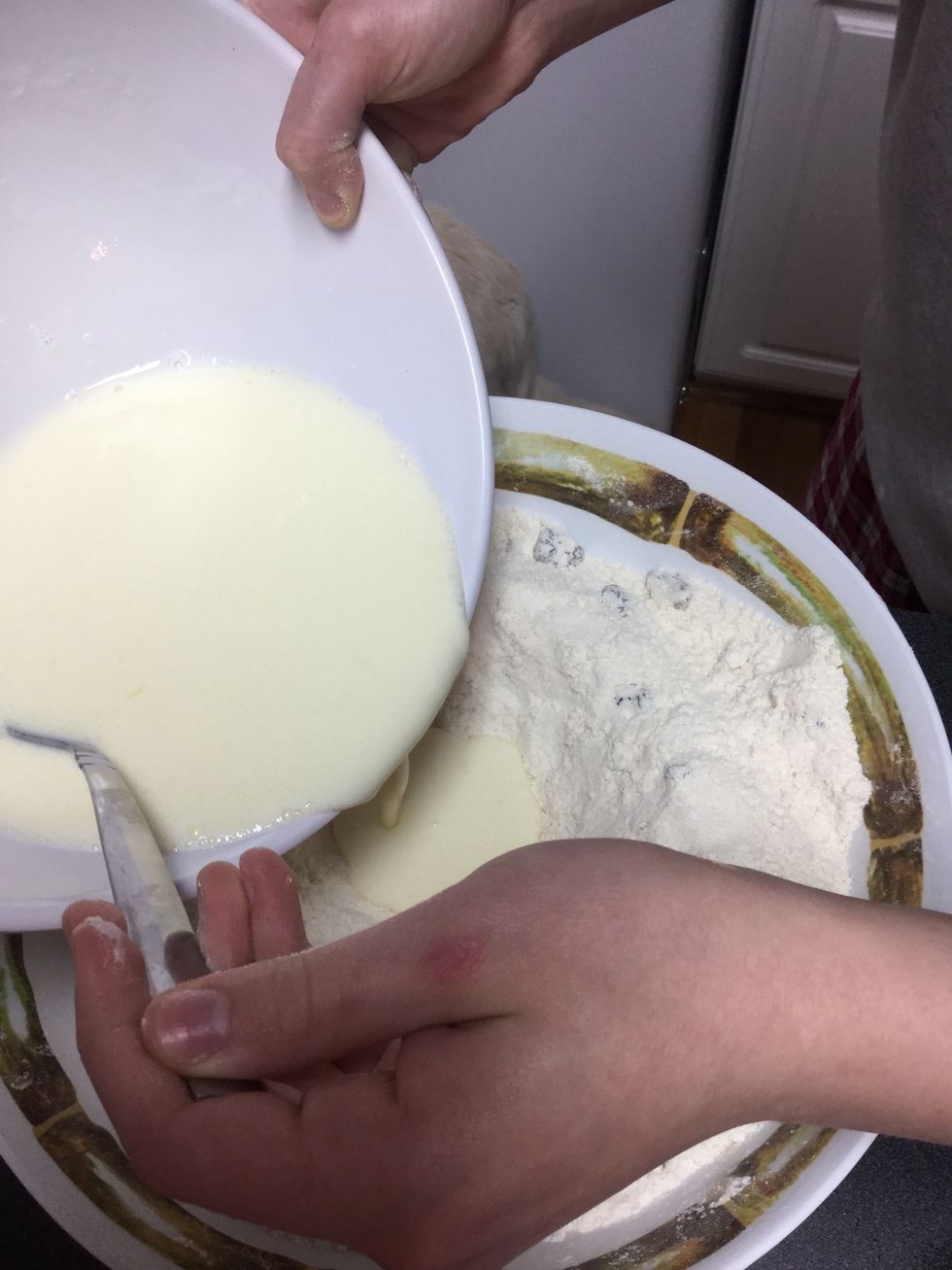 Volca el bol de la leche y el huevo a el agujero. (volque, volquemos, volquen)