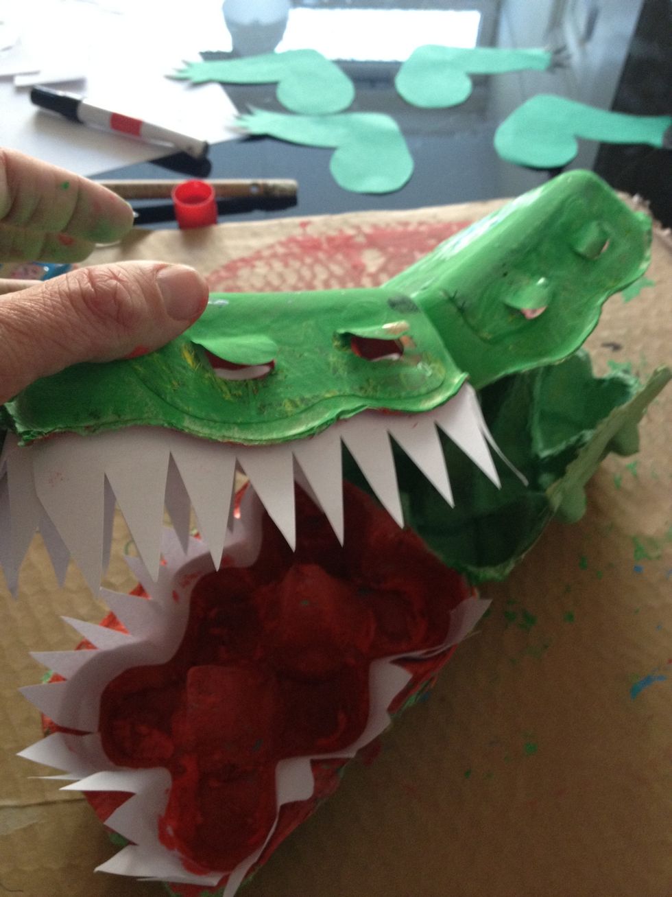 Vouw de doos dicht, eventueel kun je het lijf dicht lijmen. De platte kant is de onderkant