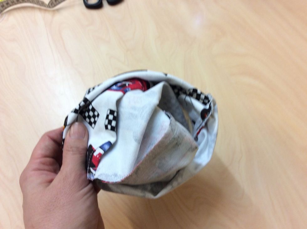 Vr\u00e4ng nu p\u00e5sen ut och in s\u00e5 att du f\u00e5r den fina sidan (r\u00e4tsidan) ut\u00e5t.