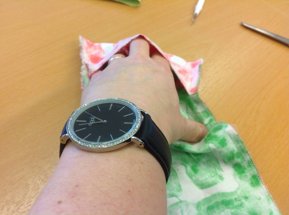 Vr\u00e4ng nu ut r\u00e4tsidan genom h\u00e5let.