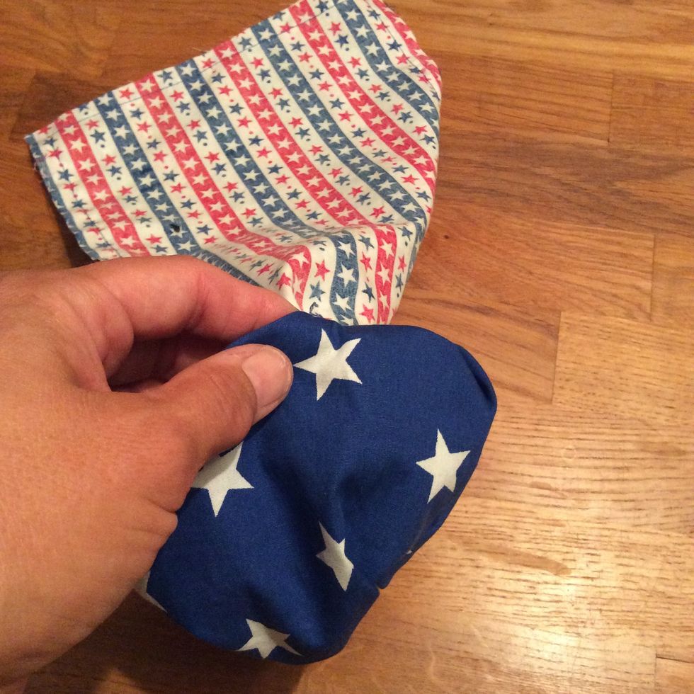 Vr\u00e4ng p\u00e5sen r\u00e4tt genom h\u00e5let och stryk med strykj\u00e4rnet s\u00e5 det blir sl\u00e4tt och fint.