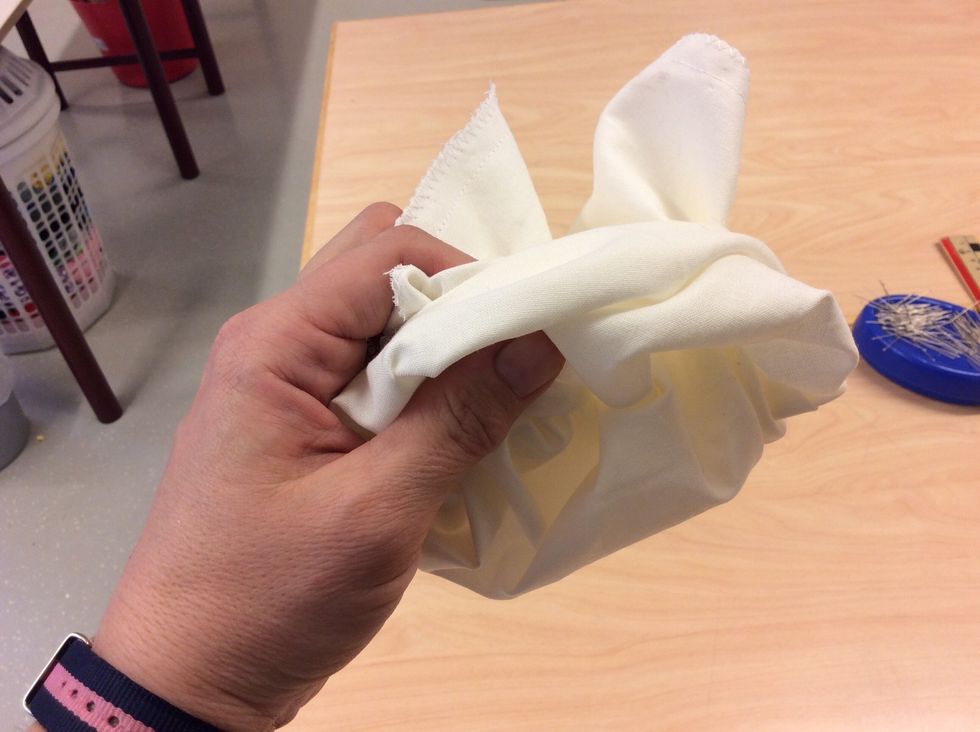 Vr\u00e4ng tyget ut och in och peta ut h\u00f6rnen ordentligt.