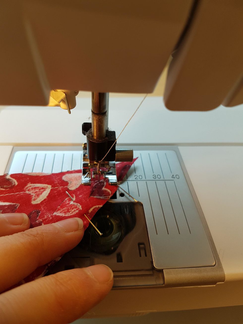 Vrid arbetet s\u00e5 du kan sy den andra l\u00e5ngsidan.