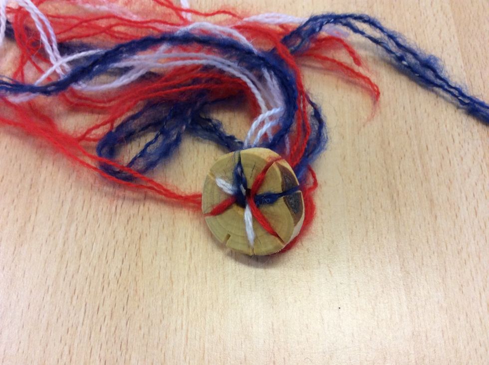 Vrid brickan s\u00e5 du har det tomma h\u00e5let mot magen. Upprepa nu med garnet i det tredje h\u00e5let till h\u00f6ger ner till det tomma h\u00e5let. Man kan ibland beh\u00f6va i nyckelringen ibland...