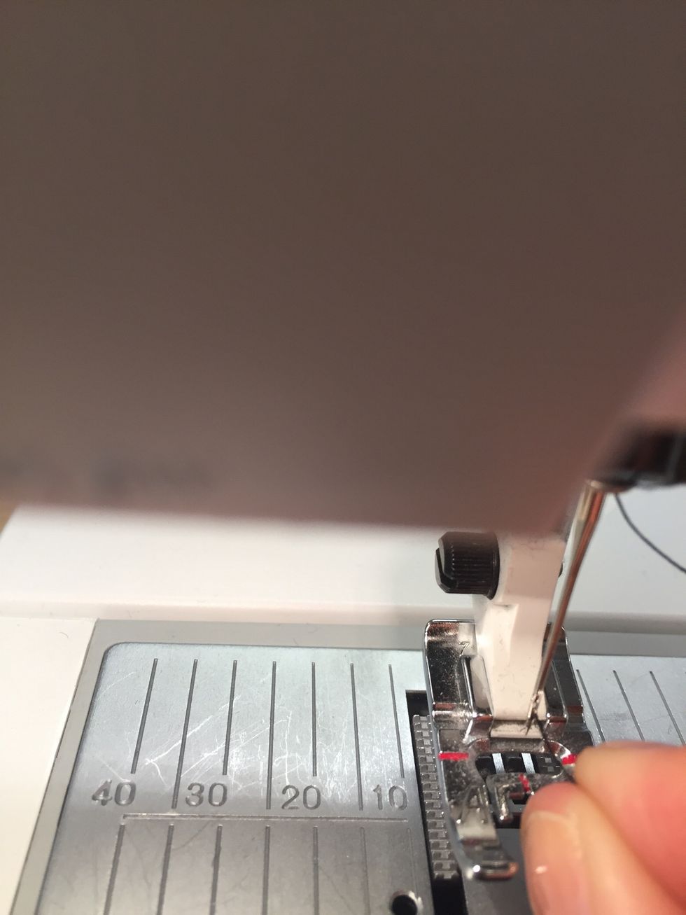 Vrid n\u00e5len till det \u00f6versta l\u00e4get. Pricka n\u00e5ls\u00f6gat med tr\u00e5den.