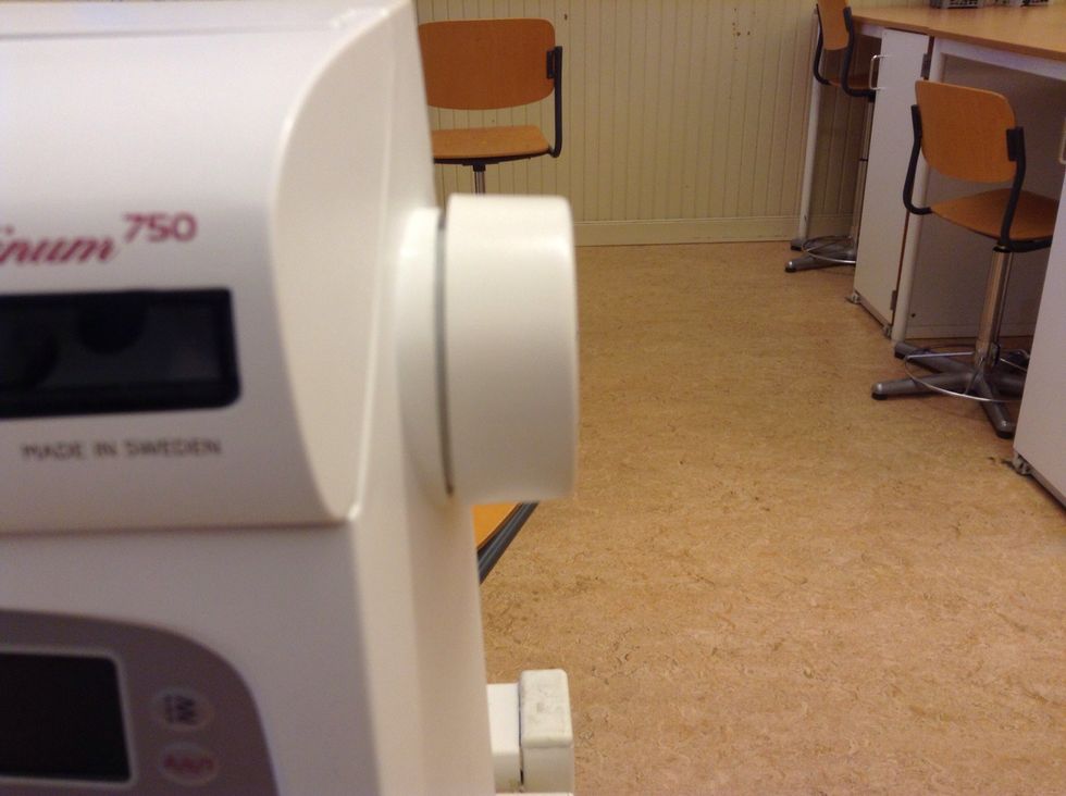 Vrid p\u00e5 handhjulet med h\u00f6ger hand. Vrid handhjulet mot dig. Vrid tills n\u00e5len st\u00e5r i sitt h\u00f6gsta l\u00e4ge igen.