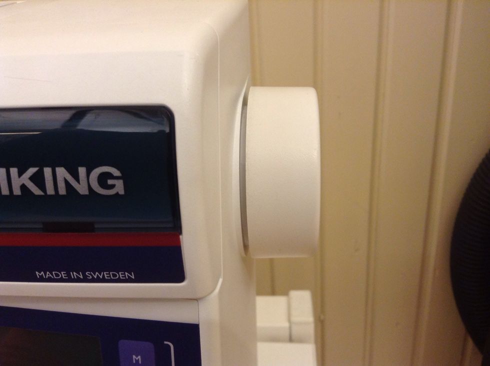 Vrid p\u00e5 handhjulet med h\u00f6ger hand. Vrid handhjulet mot dig. Vrid tills n\u00e5len st\u00e5r i sitt h\u00f6gsta l\u00e4ge igen.