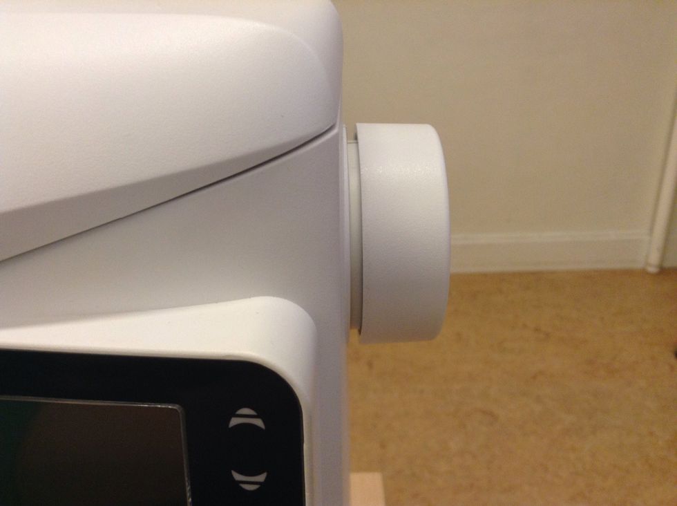 Vrid p\u00e5 handhjulet med h\u00f6ger hand. Vrid handhjulet mot dig. Vrid tills n\u00e5len st\u00e5r i sitt h\u00f6gsta l\u00e4ge igen.