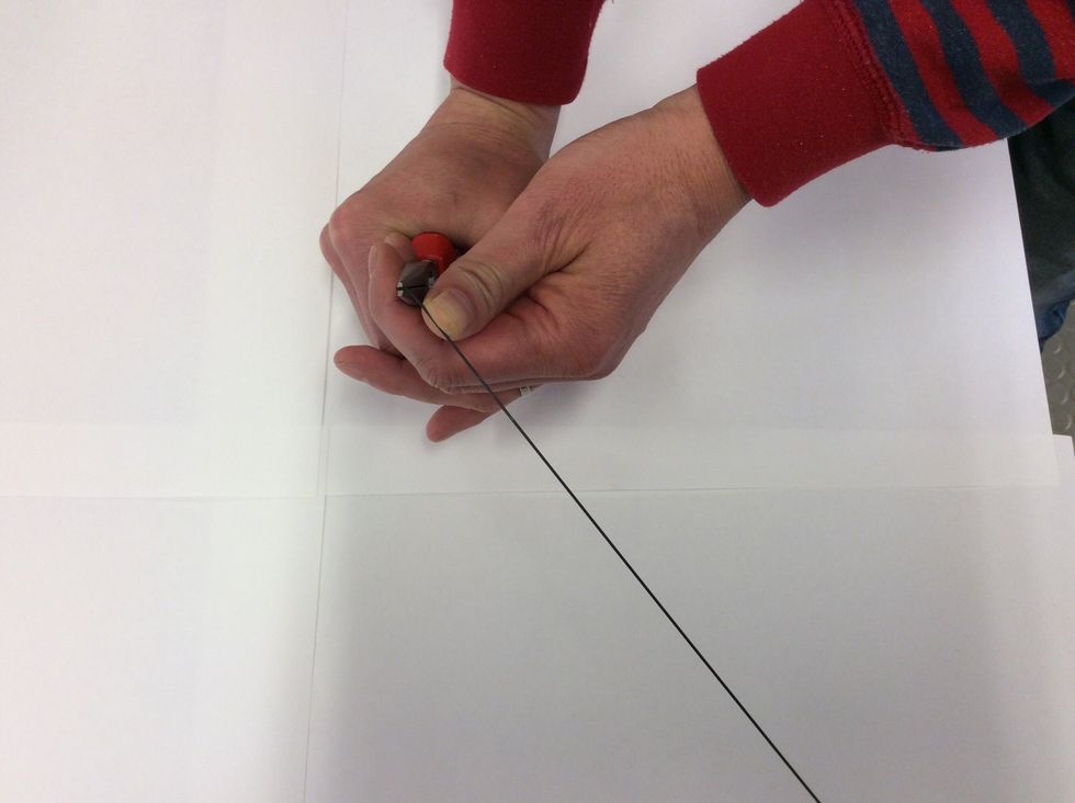 Vrid tr\u00e5den runt t\u00e5ngen med hj\u00e4lp av din tumme, f\u00f6rs\u00f6k f\u00e5 s\u00e5 liten \u00f6gla som m\u00f6jligt.