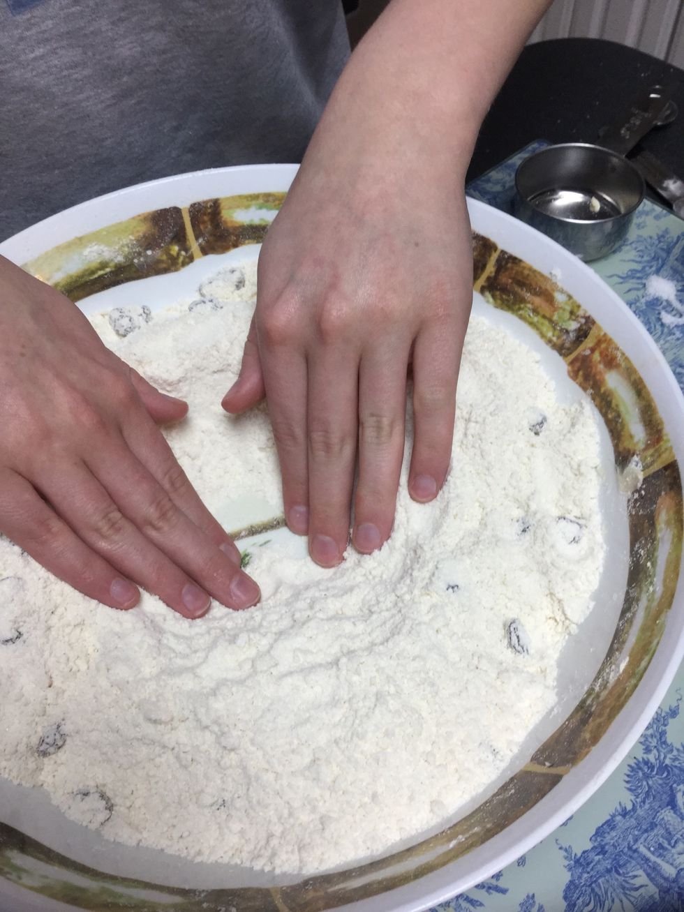 Vuelve al bol con los ingredientes secos. Haz un agujero en los ingredientes. (vuelva, vuelvamos, vuelvan) (haga, hagamos, hagan)