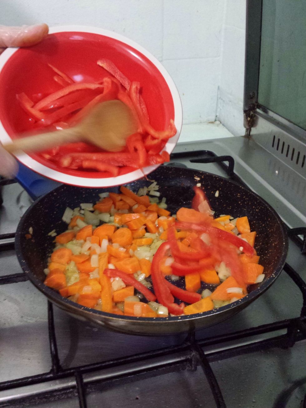 Wait 1 minute before putting in the capsicum.