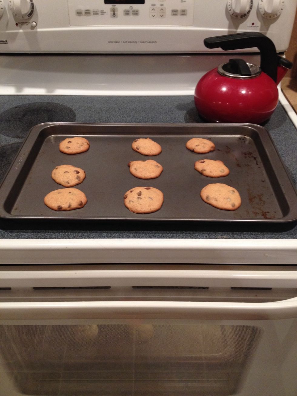 Wait 1 minute before removing the cookies so they can cool.