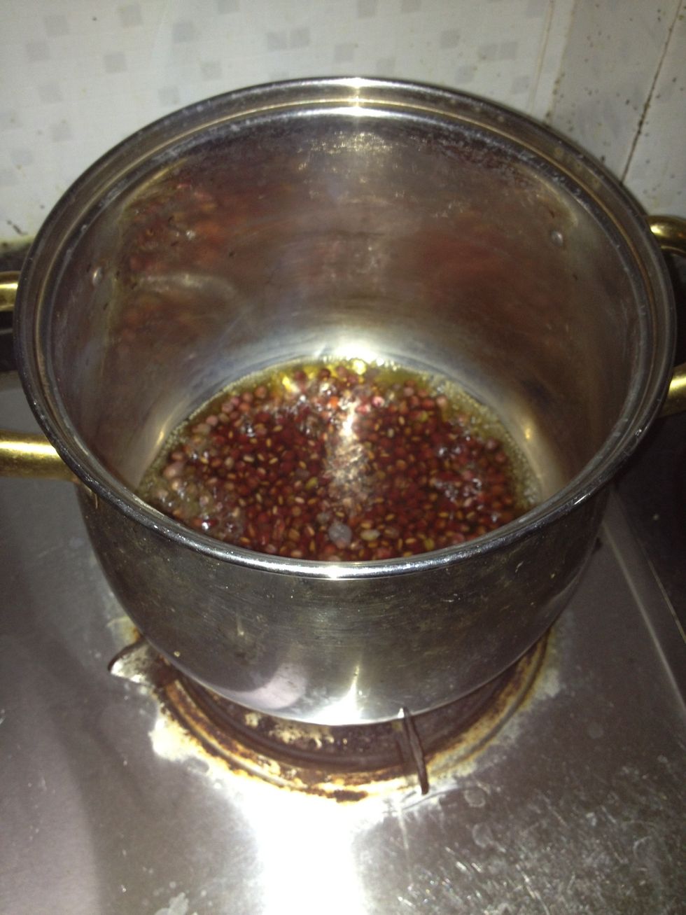 Wait about 5 minutes after boiled,the water will turn in to steam and only leave 1 cm over red beans. Add have pot of water in and boil it up.