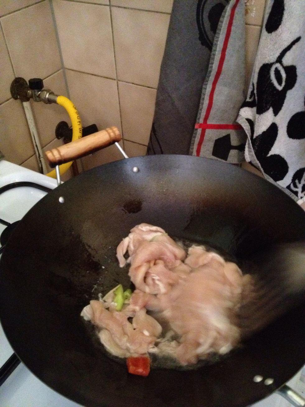 Warm the pan,put oil over the bottom,with medium heat fry the ginger and green onion for 5sec,then put the chicken in,till the chicken turn to white