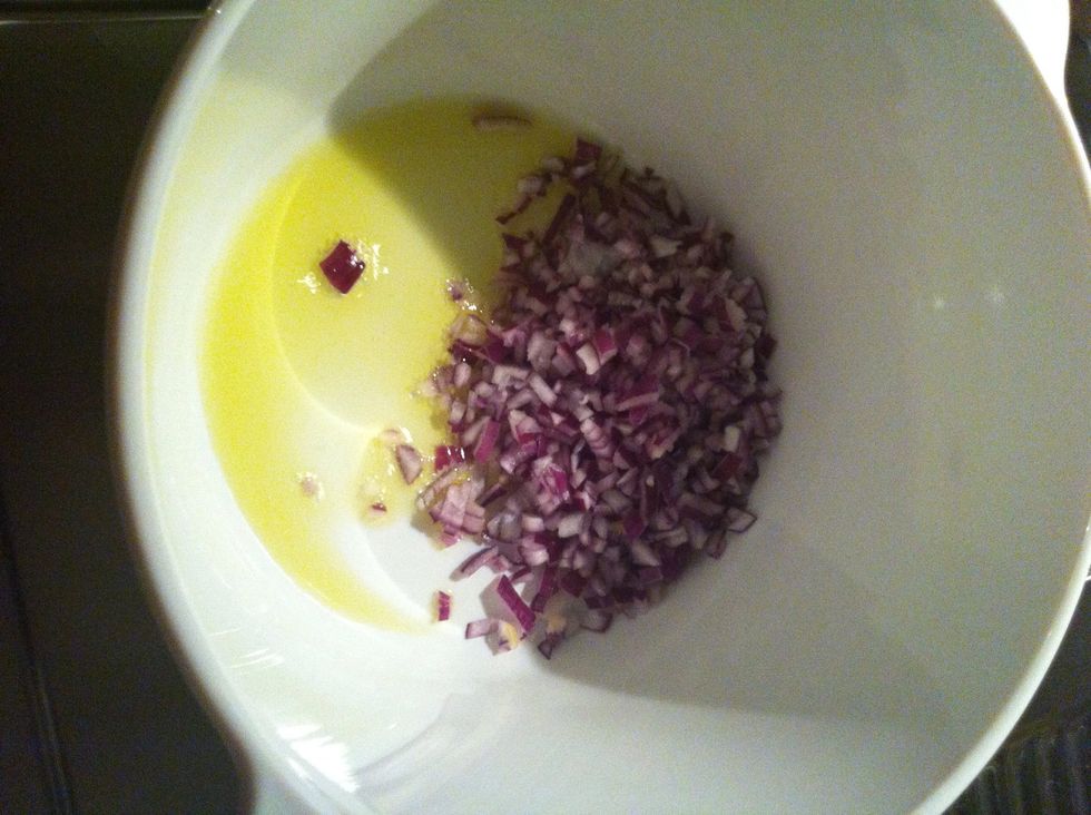 Warm up olive oil and fry the onio.