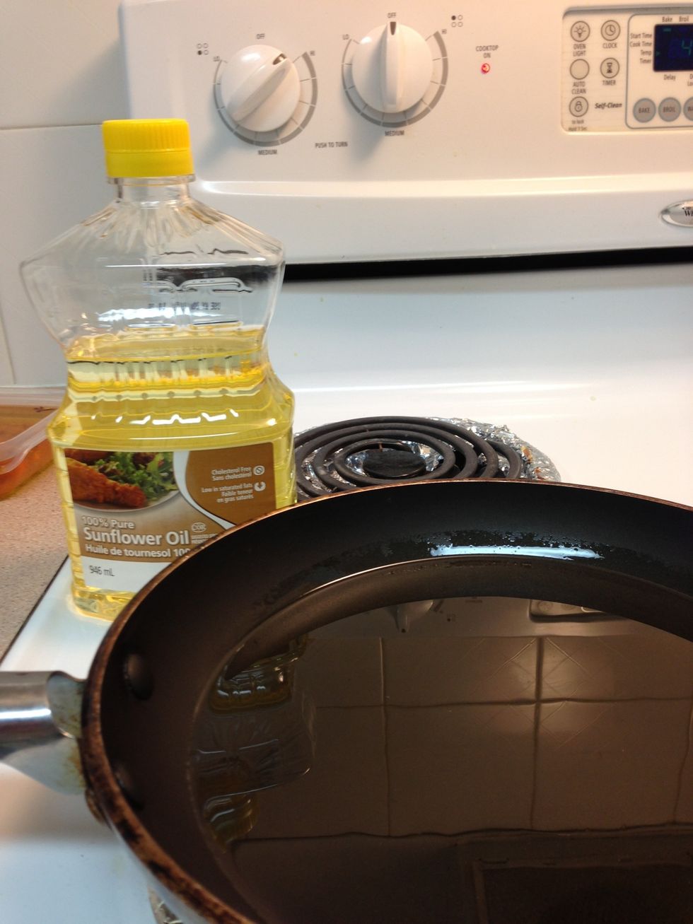 Warming the oil, you can choose sunflower oil