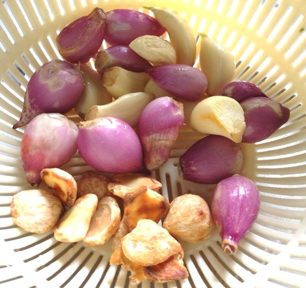 Was and pat dry 10 shallots, 8 garlic and 5-6 toasted cadlenuts