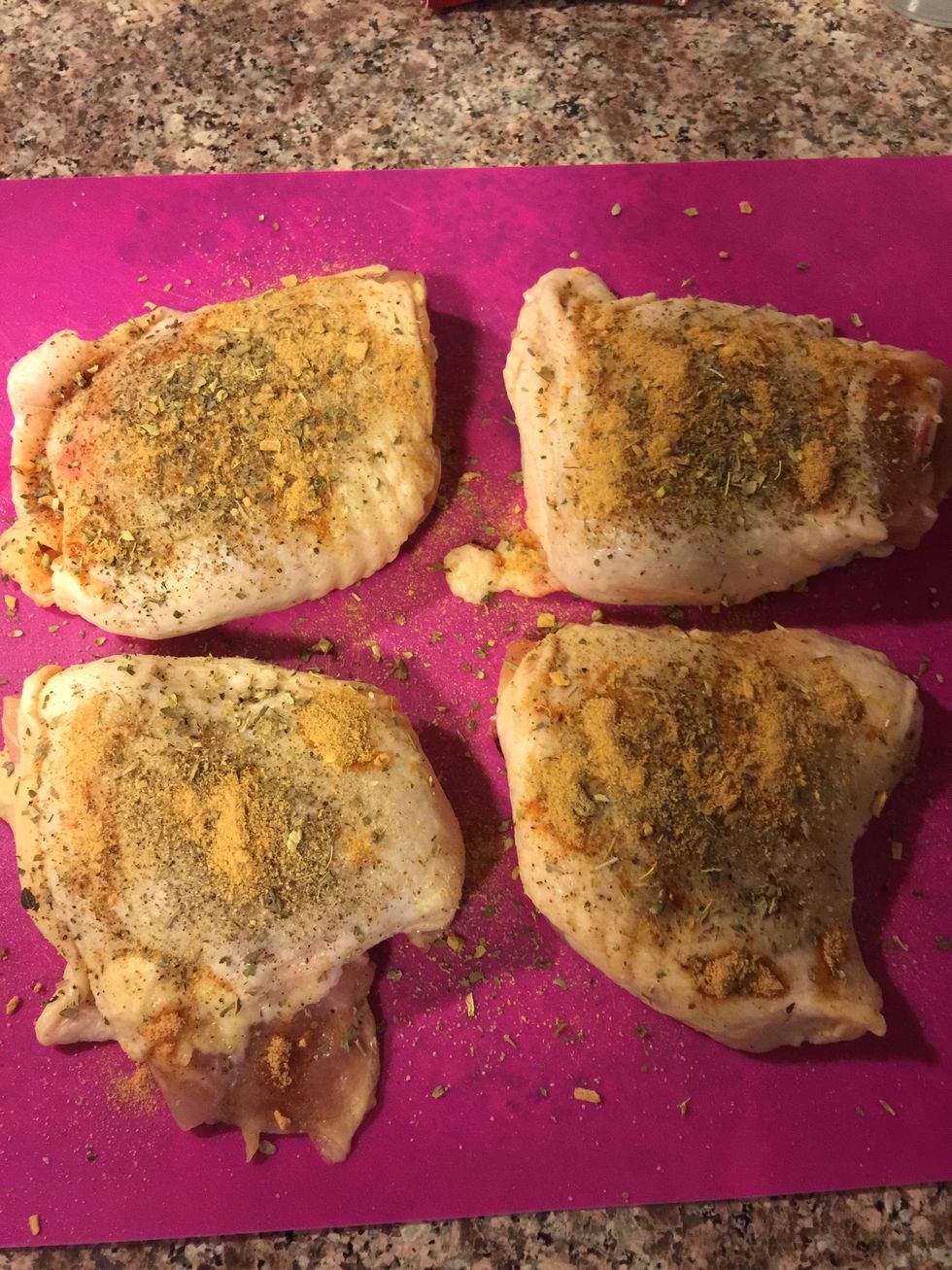 Wash 4 chicken thighs with skin and pat dry. Season with salt, white pepper, black pepper, Italian seasoning mix or ( oregano, basil, paprika) and garlic powder.