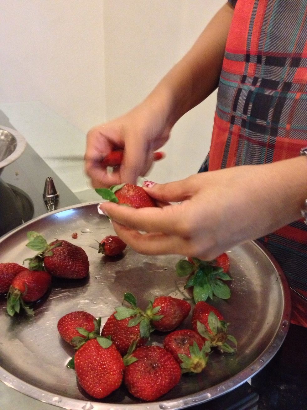 Wash and clean the strawberries thoroughly. Keep the leaves on and remove all the dirt.