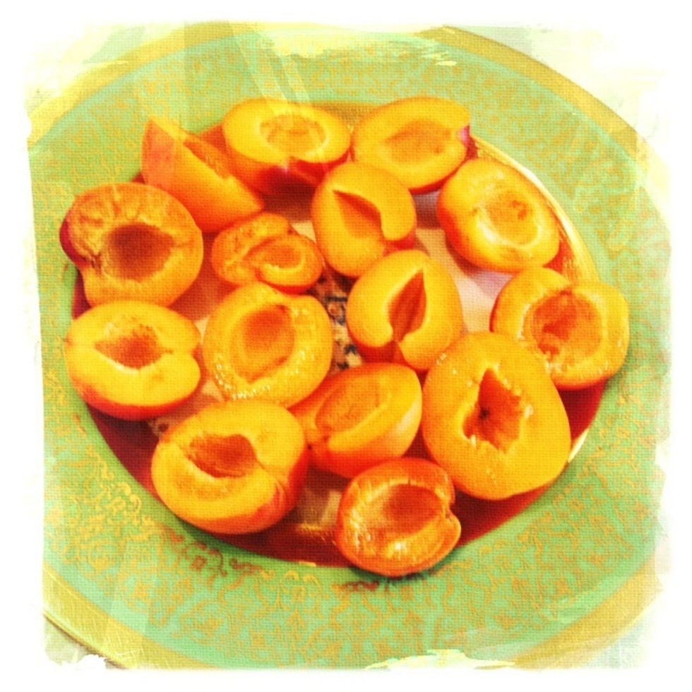 Wash and cut the apricots, taking out the pits.