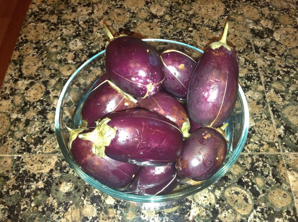 Wash and cut the eggplants in four sides