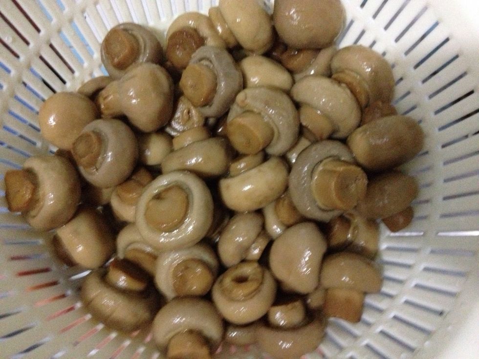 Wash and drain 350gr of button mushroom. You can use fresh or canned.