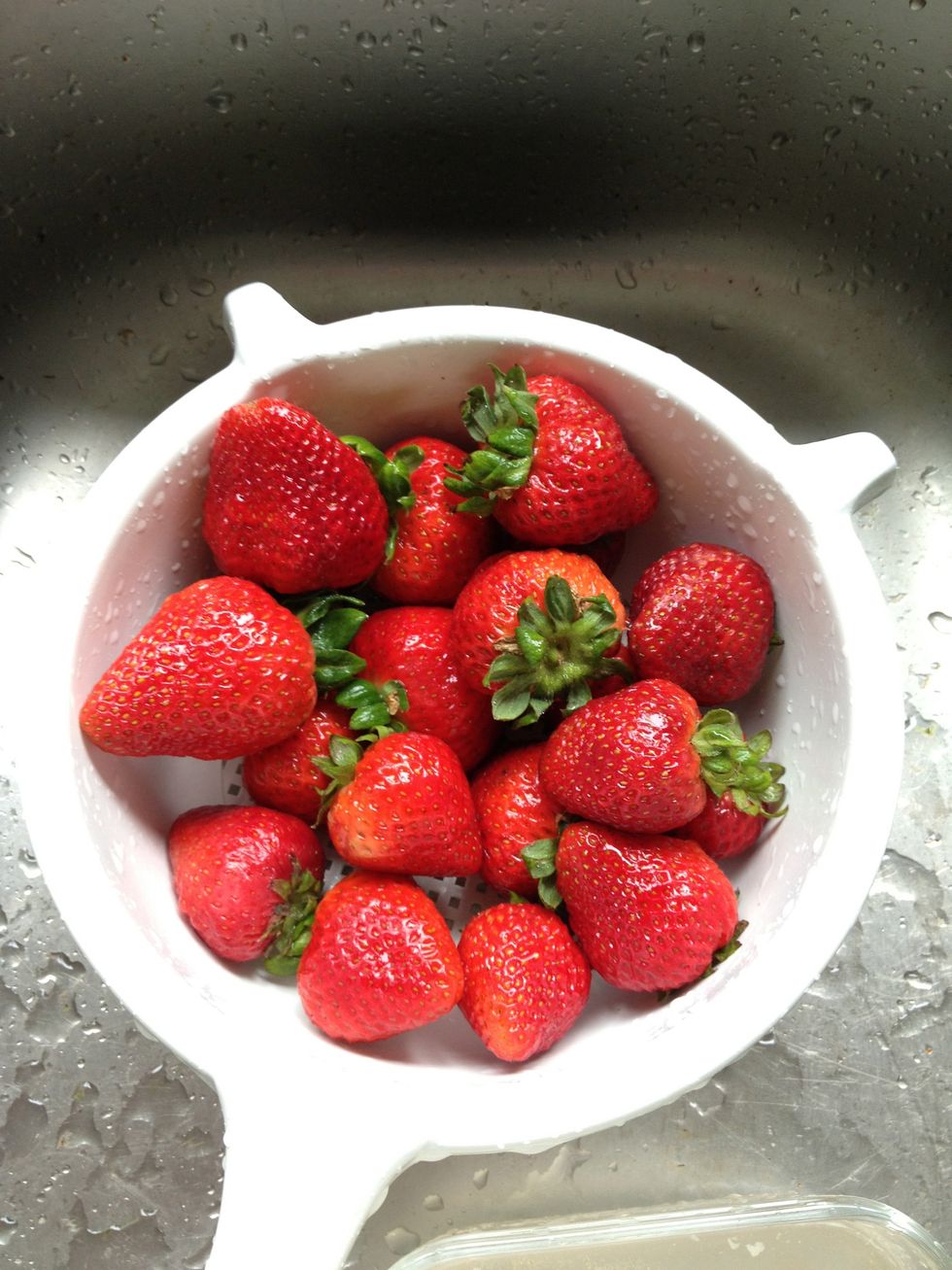 Wash and drain fresh strawberries.