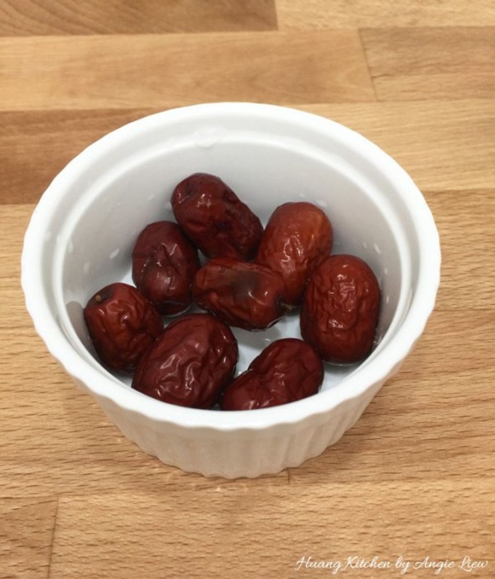 Wash and drained well the red dates.