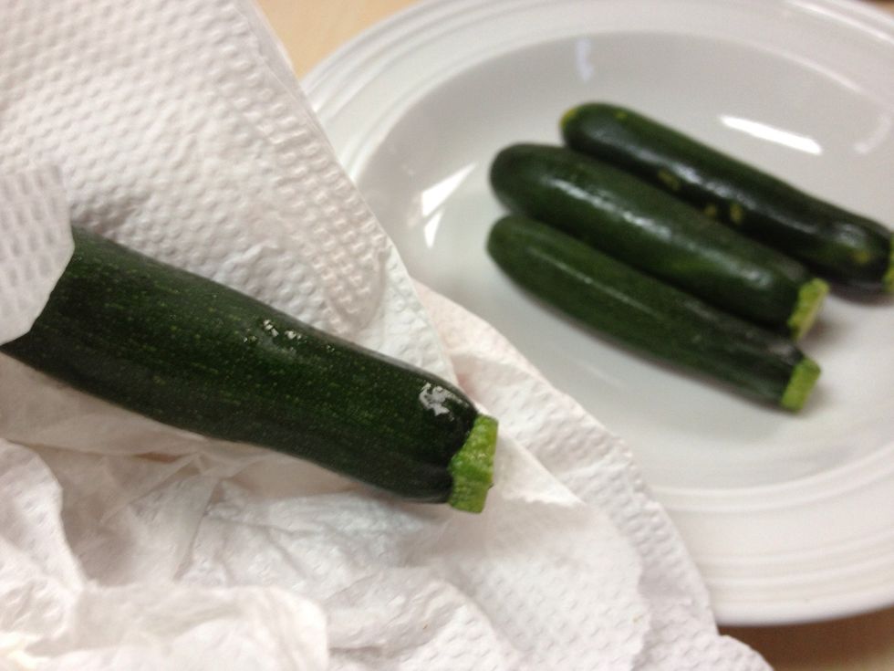 Wash and dry your baby zucchini with kitchen paper. Smear with 2 tbsp of olive oil/cooking oil in the bottom of microwave safe plate/bowl.