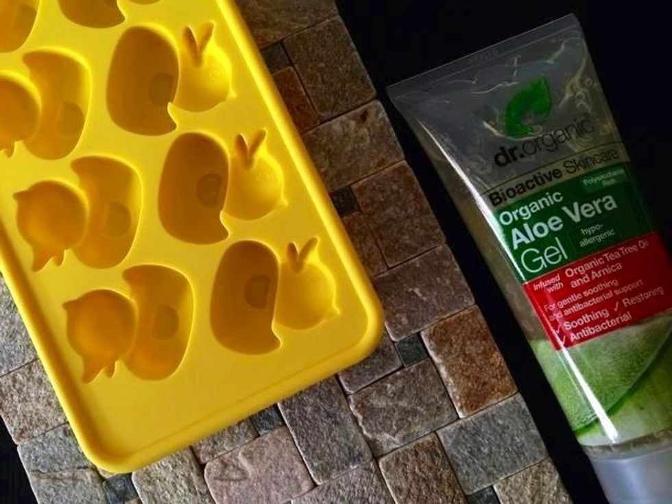 Wash and dry your silicone tray. Can anything be more cuter than this duck tray? I said duck, people! Ahem. Anyway, I'm using aloe gel with tea tree and arnica added 'cos they is magical at healing.