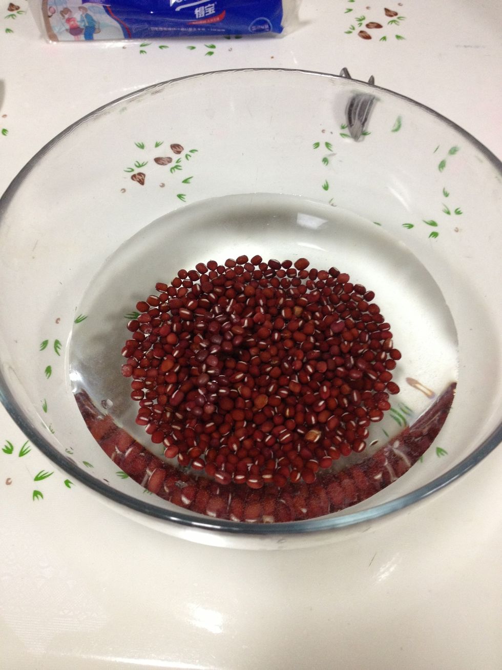 Wash and leave red bean in water for 20 minutes