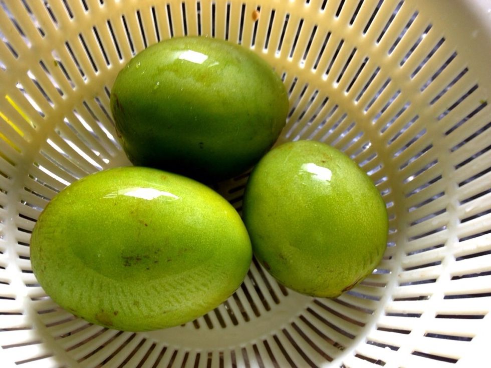 Wash and pat dry 3 green tomatoes, medium sized. Cut into 6 and roughly blend