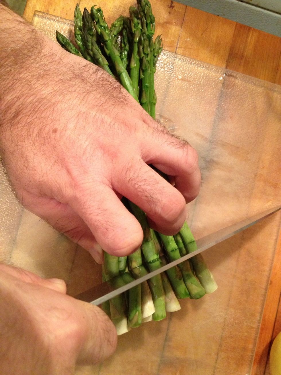 Wash and remove the ends of the asparagus.