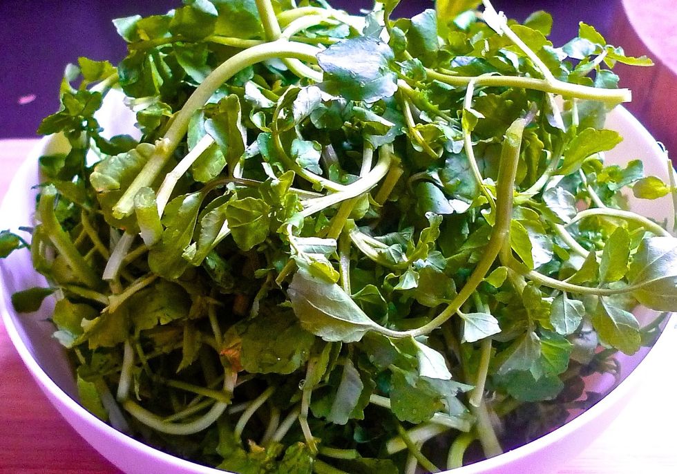 Wash and rinsed well the watercress. Then cut into big pieces.
